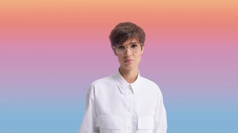 نظارة من حملة Transitions Gen S للعدسات المتحولة مع الضوء